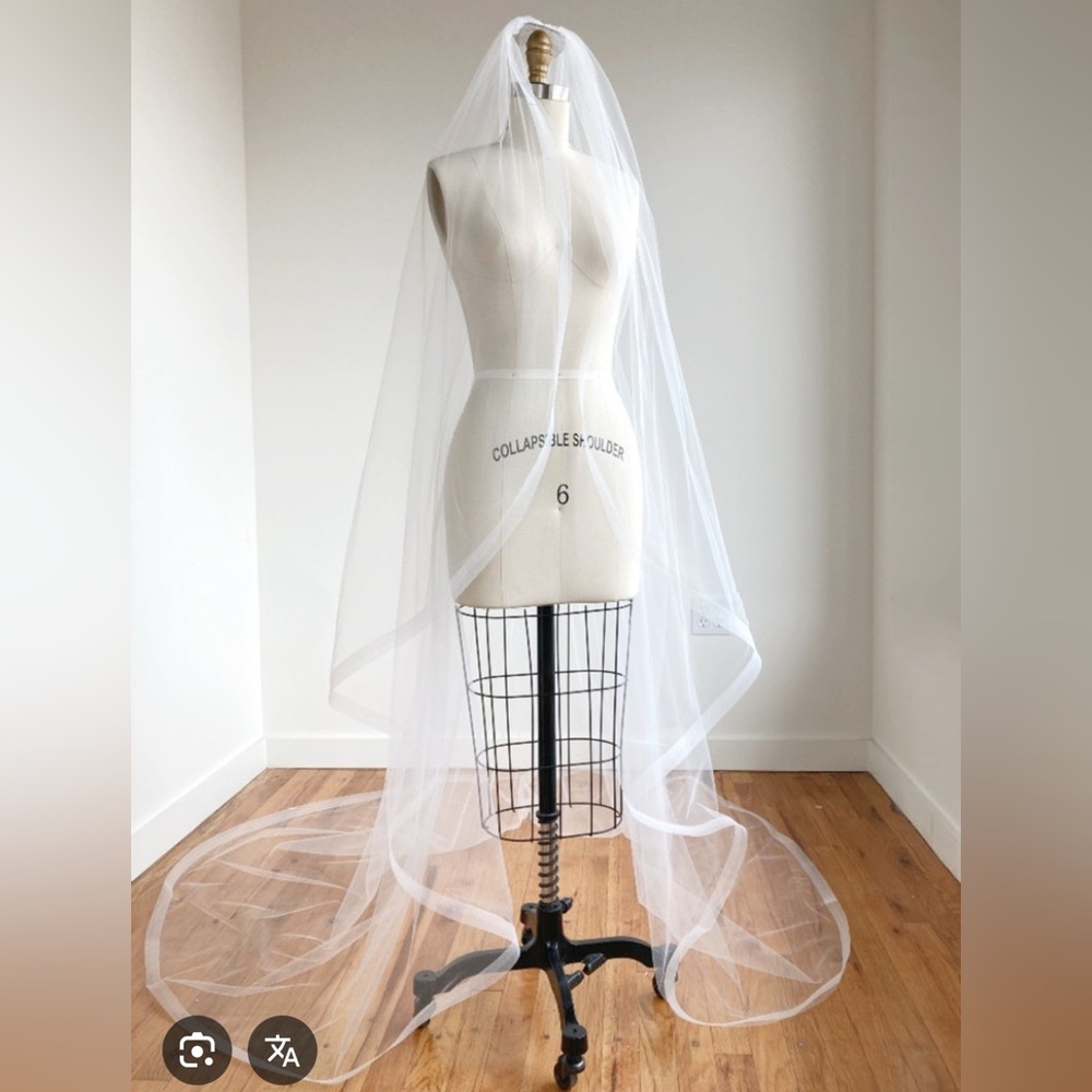 Julianne Veil by Sara Gabriel